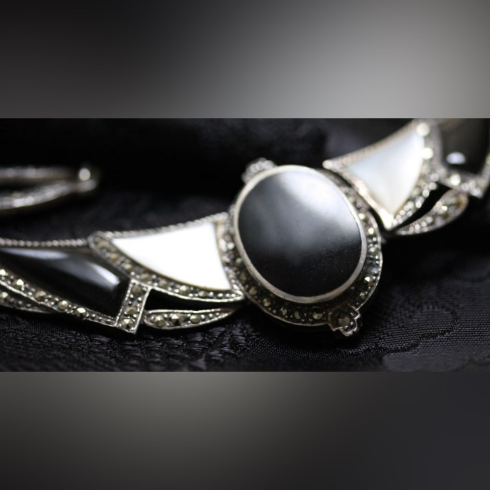 What a lovely example of a brilliantly tailored and stunning Art Deco Choker. - Picture 2 of 5